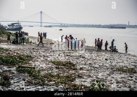 Pilger haben Bad im Fluss Ganga, Kolkata, Indien, Asien Stockfoto