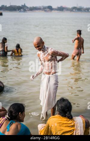 Pilger haben Bad im Fluss Ganga, Kolkata, Indien, Asien Stockfoto