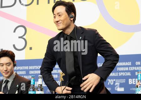 Berlin, Deutschland. Februar 2020. Actor PARK HAE SOO während der Pressekonferenz von "Time to Hunt" (SA-NYANG-EUI-SI-GAN) auf der 70. Berlinale 2020. (Foto von Beata Siewicz/Pacific Press) Credit: Pacific Press Agency/Alamy Live News Stockfoto