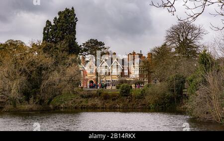 Bletchley Park, Buckinghamshire, Großbritannien, zeigt das restaurierte Mansion House in einer ersten Phase der Wiederherstellung des Standorts. Stockfoto