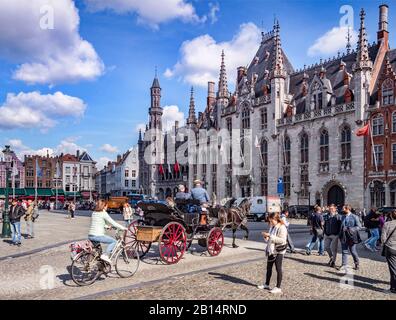 25. September 2018: Brügges, Belgien - Blick auf den Markt oder Den Marktplatz vor dem Provinzgericht, dem ehemaligen Sitz der Kommunalverwaltung. Die A. Stockfoto