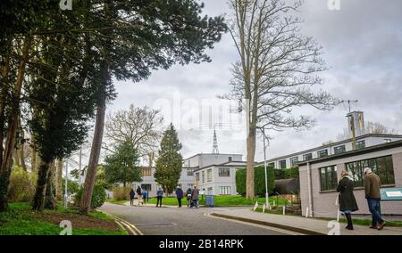 Bletchley Park, Buckinghamshire, Großbritannien, zeigt Gebäude und Hütten in der Nähe des Eingangs und wurde in einer ersten Phase der Wiederherstellung des Standorts abgeschlossen. Stockfoto