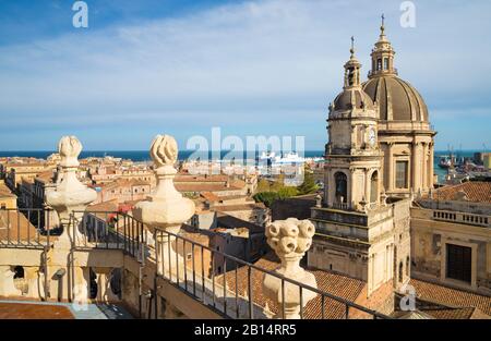 Catania - Die Basilica di Sant'Agata und der Hafen im Hintergrund. Stockfoto