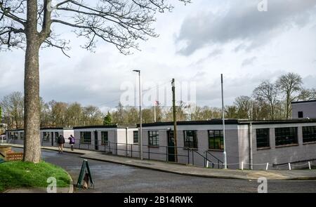 Bletchley Park, Buckinghamshire, Großbritannien, zeigt Gebäude und Hütten, die in einer ersten Phase der Wiederherstellung abgeschlossen wurden. Rückseite des Besucherzentrums. Stockfoto