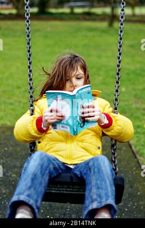Mädchen lesen in einem Park Stockfoto