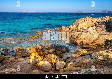 Panoramablick auf die Costa Smeralda - Smaragdpreis - Meer am Strand von Capriccioli und Resort an der Tyrrhenischen Meeresküste in Sardinien, Italien Stockfoto