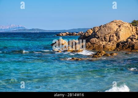 Panoramablick auf die Costa Smeralda - Smaragdpreis - Meer am Strand von Capriccioli und Resort an der Tyrrhenischen Meeresküste in Sardinien, Italien Stockfoto