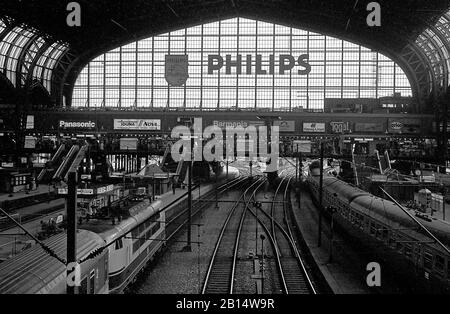 Hamburg Hauptbahnhof (Hamburg Central Station), Deutschland, der zweitmeistfrequentierte Bahnhof Europas, ist etwa 1988. Schwarzweiß-Filmfoto Stockfoto