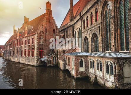 Alte mittelalterlichen Häuser am Wasserkanal in Brügges, Belgien. Brügges Kanäle mit wunderschöner mittelalterlichen Architektur. Stockfoto