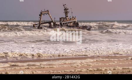 Ein Schiffswrack strandete am Strand im Atlantischen Ozean im Skeleton-Coast-Nationalpark in Namibia. Stockfoto