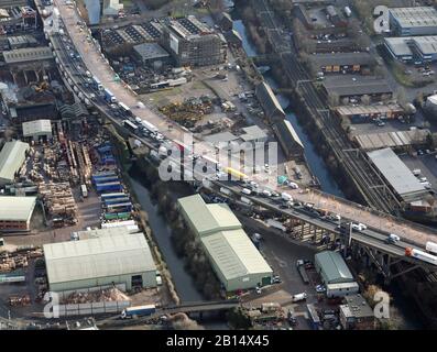 Luftaufnahme eines erhöhten Abschnitts der M5 im Raum West Bromwich Smethwick in Birmingham, mit Straßenarbeiten und Warteschlangenverkehr Stockfoto