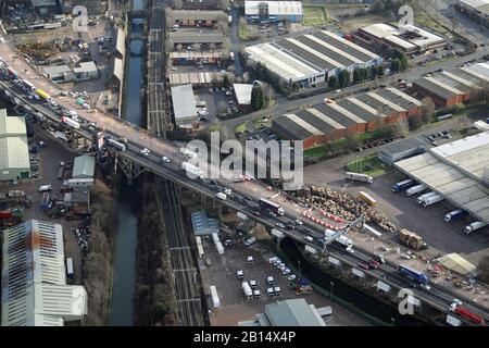 Luftaufnahme eines erhöhten Abschnitts der M5 im Raum West Bromwich Smethwick in Birmingham, mit Straßenarbeiten und Warteschlangenverkehr Stockfoto