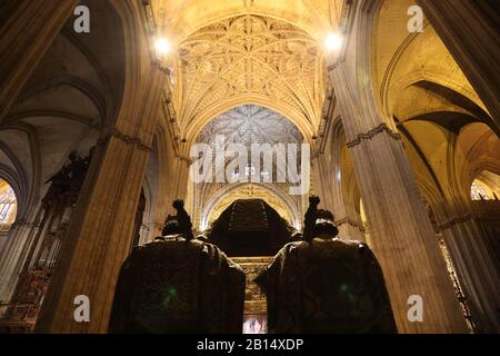 Rückseite des Grabs von Christoph Kolumbus in der Kathedrale von Sevilla Stockfoto