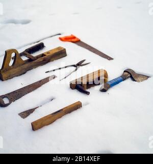 Sammlung von auf dem Schnee platzierten Vinatge-Schreinwerkzeugen Stockfoto