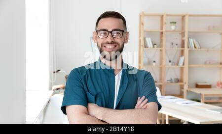 Kopfschussporträt des fröhlichen jungen, selbstbewussten Geschäftsmannes in Brillen. Stockfoto
