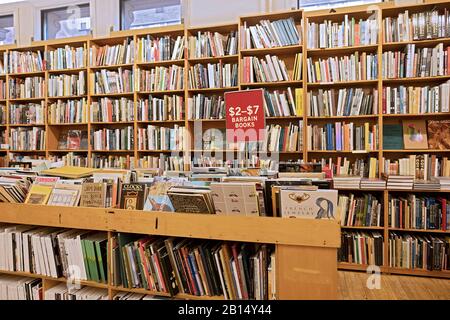 Ein Teil der Bücher, die im zweiten Stock des Buchladens Strand am Broadway in Greenwich Village, Manhattan, New York City, verkauft werden. Stockfoto