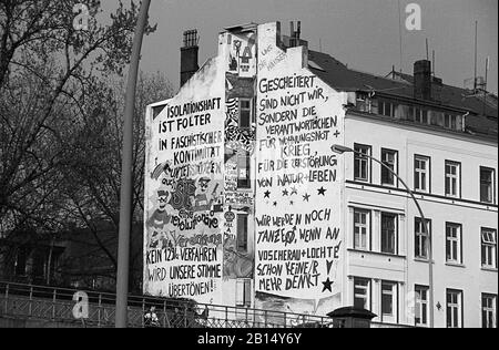 Hausbesetzer an der St. Pauli Hafenstraße, Hamburg, Deutschland, ca. 1988. Während der 1980er Jahre waren diese Hausbesetzer ein Brennpunkt für verschiedene soziale Konflikte, mit Krawallen und gewalttätigen Auseinandersetzungen zwischen den Hausbesetzern und Polizeikräften oder Gruppen von Faschisten, die mit Rowdys vermischt waren. Die Häuser wurden 1995 an eine Genossenschaft verkauft, um das Konfliktpotenzial zwischen den Bewohnern und dem Staat zu entschärfen. Schwarzweiß-Filmfoto Stockfoto