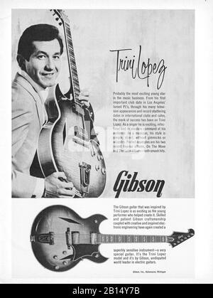 Auf einer Seite eines Musikmagazins von 1964 wirbt Trini Lopez für Gibson Guitars. Stockfoto