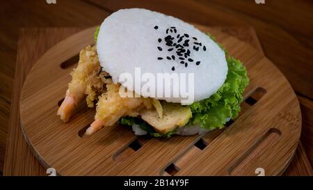 Japanisches Lebensmittelkonzept. Hausgemachter Sushi-Reisburger mit Garnelen Tempura, Gemüse und Tamagoyaki Stockfoto