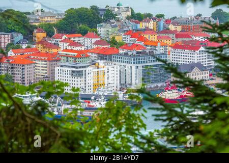 Bergen, Norwegen - 30. Juli 2018: Stadtbild mit Innenstadt und Booten Luftbild Stockfoto