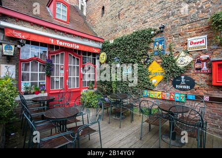 Traditionelles Bierlokal in Brügge Stockfoto