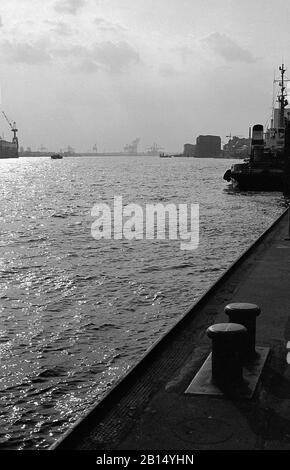 Blick auf die Elbe von St. Pauli-Landungsbrücken, Hamburg, Deutschland, ca. 1988. Schwarzweiß-Filmfoto Stockfoto