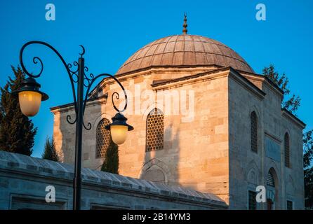 Die Darulkurra Madrasa, eine Schule für Quran-Rezitatoren, der Süleymaniye-Moschee in Istanbul, Türkei, am Abend in der Goldenen Stunde Stockfoto