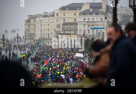 Brighton UK 23. Februar 2020 - Tausende nehmen an Dem Grand Brighton Halbmarathon bei nassen und windigen Wetterbedingungen Teil. Mehr als zehntausend Läufer nahmen Teil, und in diesen Jahren sind offizielle Wohltätigkeitspartner der Sussex Beacon, die spezielle Betreuung und Unterstützung für Menschen mit HIV bietet: Credit Simon Dack / Alamy Live News Stockfoto