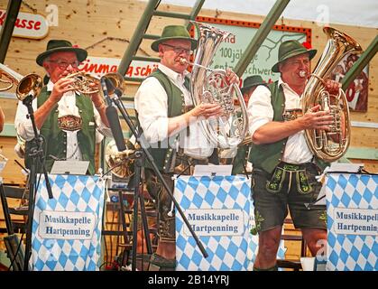 München, DEUTSCHLAND - 1. OKTOBER 2019 Blasmusik-Tracht in bayrischer Tracht in einem Bierzelt von Oide Wiesn Historical Teil des Oktobers Stockfoto