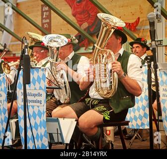 München, DEUTSCHLAND - 1. OKTOBER 2019 Blasmusik-Tracht in bayrischer Tracht in einem Bierzelt von Oide Wiesn Historical Teil des Oktobers Stockfoto