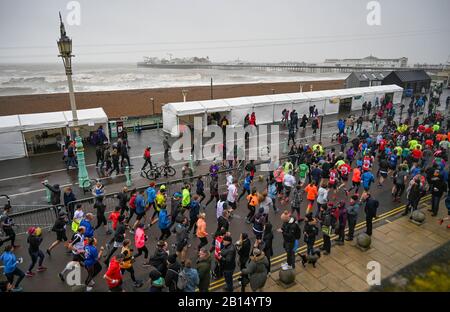 Brighton UK 23. Februar 2020 - Tausende nehmen an Dem Grand Brighton Halbmarathon bei nassen und windigen Wetterbedingungen Teil. Mehr als zehntausend Läufer nahmen Teil, und in diesen Jahren sind offizielle Wohltätigkeitspartner der Sussex Beacon, die spezielle Betreuung und Unterstützung für Menschen mit HIV bietet: Credit Simon Dack / Alamy Live News Stockfoto