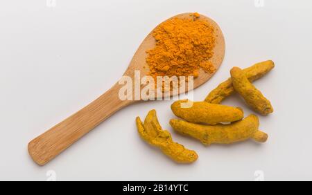 Schließen Sie Turmeric, Curcuma longa Linn, Rhizom und Löffel Stockfoto