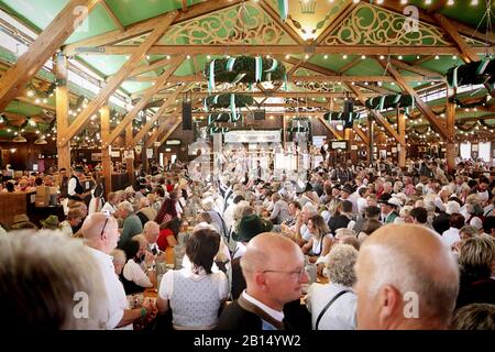 München, DEUTSCHLAND - 1. OKTOBER 2019 Bierzelt auf der Oide Wiesn historischer Teil des Oktoberfests in München, familienfreundliches Ambiente Stockfoto