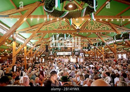 München, DEUTSCHLAND - 1. OKTOBER 2019 Bierzelt auf der Oide Wiesn historischer Teil des Oktoberfests in München, familienfreundliches Ambiente Stockfoto