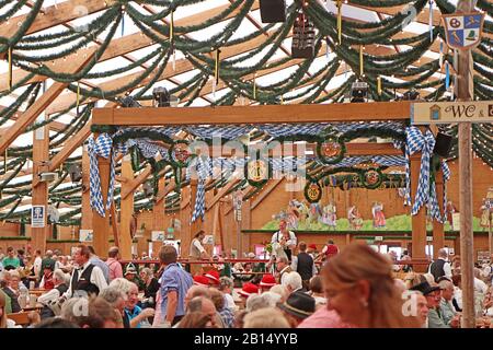 München, DEUTSCHLAND - 1. OKTOBER 2019 Bierzelt auf der Oide Wiesn historischer Teil des Oktoberfests in München, familienfreundliches Ambiente Stockfoto