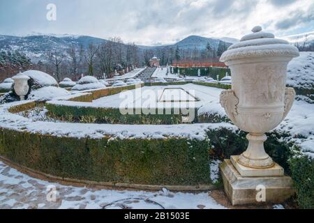 Schneebedeckte Gärten: La Granja de San Ildefonso, Provinz Segovia, Castilla Leon, Spanien. Stockfoto