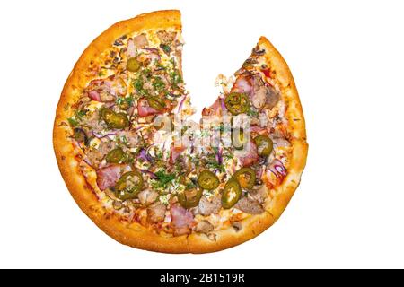 Pizza isoliert auf weißem Hintergrund, mit Zwiebeln, Speck und Tomaten, Jalapeno Paprika dünne Gebäckkruste, Nahaufnahme Stockfoto