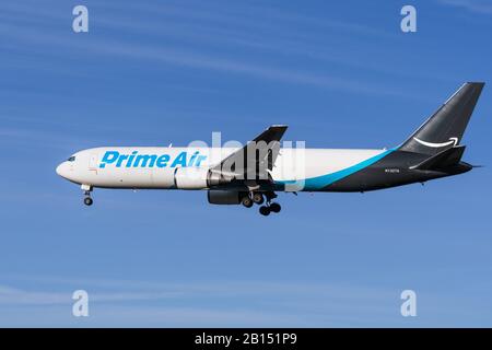 Februar 2020 Stockton/CA/USA - Flugzeug von Amazon Air, das sich dem Flughafen nähert; Amazon Air, früher bekannt als Amazon Prime Air, ist eine Frachtfluggesellschaft Stockfoto