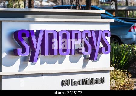 18. Februar 2020 Mountain View/CA/USA - Synopsys Schild an ihrem Hauptsitz im Silicon Valley, San Francisco Bay Area; Synopsys Inc ist ein El Stockfoto