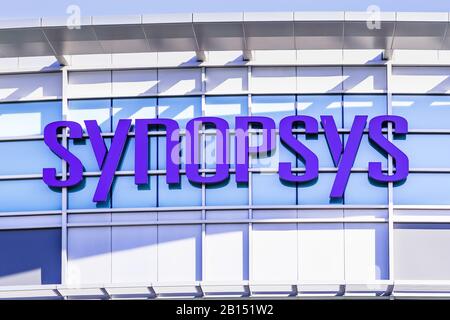 18. Februar 2020 Mountain View/CA/USA - Synopsys Schild an ihrem Hauptsitz im Silicon Valley, San Francisco Bay Area; Synopsys Inc ist ein El Stockfoto