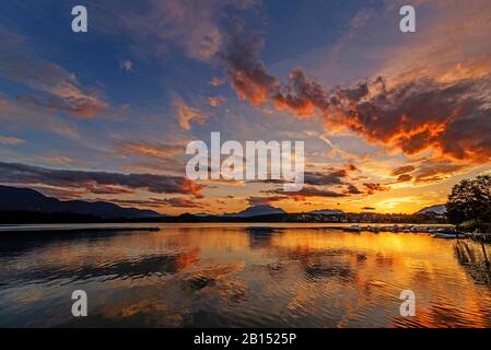 Sonnenuntergang am Faaksee, Österreich, Carinthain Stockfoto