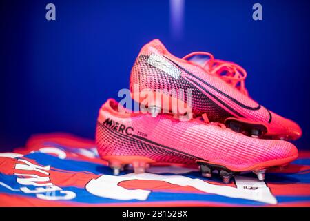 Fußballschuhe Nike Mercurial und Phantom im Selhurst Park am 22. Februar 2020 in London, Großbritannien. (Foto von Sebastian Frej) Stockfoto