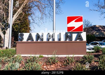 Februar 2020 San Jose/CA/USA - Sanmina-Zeichen am Unternehmenssitz im Silicon Valley; die Sanmina-Corporation ist eine amerikanische Elektronik Stockfoto