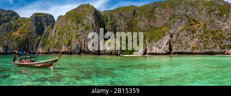 Boot in der Maya-Bucht von Kho Phi Phi, Thailand, Phi Phi Island Stockfoto