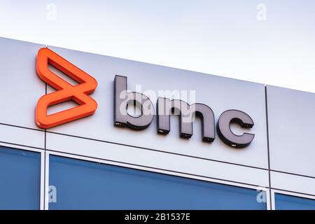 Februar 2020 Santa Clara/CA/USA - BMC-Zeichen am Hauptsitz In Compnay im Silicon Valley; BMC Software, Inc. Ist eine amerikanische Enterprise-Software-com Stockfoto