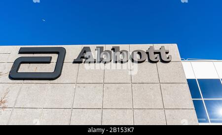 Feb. 2020 Santa Clara/CA/USA - Nahaufnahme des Abbott Laboratories Zeichens in ihrem Hauptsitz im Silicon Valley; Abbott Laboratories ist ein Amerikaner Stockfoto