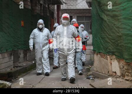 Wuhan, Chinas Provinz Hubei. Februar 2020. Freiwillige besuchen eine Gemeinde im Jiang'an Distrikt Wuhan, der zentralen chinesischen Provinz Hubei, 9. Februar 2020. Credit: Cheng Min/Xinhua/Alamy Live News Stockfoto