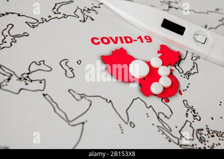 Roman Coronavirus 2019 aus Wuhan, China, mit dem Namen Covid-19. Epidemische Gefahrenverhütung. Impfstoff, Behandlungskonzept, Gesichtsmaske, antibiotische Pillen Stockfoto