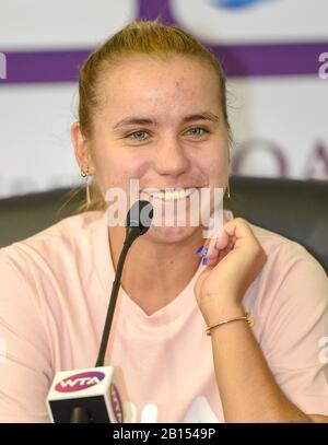 Doha, Katar. Februar 2020. Sofia Kenin aus den Vereinigten Staaten nimmt vor dem Tennisturnier der WTA Katar Open 2020 in Doha, Katar, 23. Februar 2020, an einer Pressekonferenz Teil. Kredit: Nikku/Xinhua/Alamy Live News Stockfoto