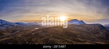 Luftaufnahme der Derryveagh Mountains und des Mount Errigal aus dem Südosten - County Donegal, Irland. Stockfoto